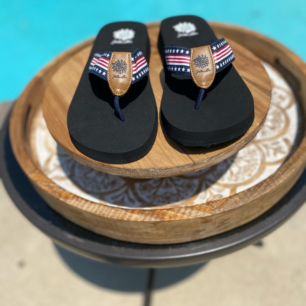 Yellow Box Size 8.5 Navy Stars/ Stripes Sandal - Picture 4 of 8